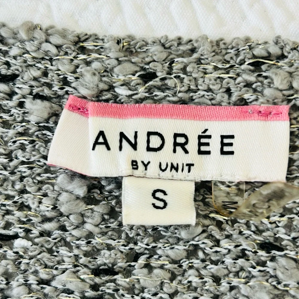 ANDREE BY UNIT Gray and Black Scoop Neck Sweater w/ Heart Design Women’s Size Sm - Picture 3 of 3